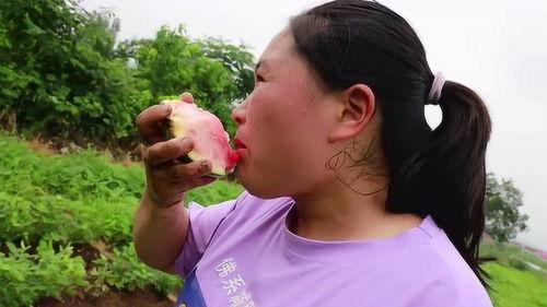 胖妹和她的老公 摘瓜吃,共享田园生活美好时光