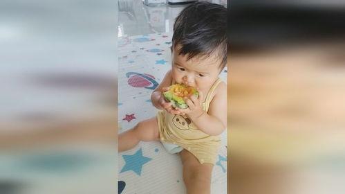 周岁宝宝吃瓜写真,周岁宝宝甜蜜瓜果时光写真集