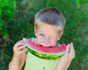 吃瓜吃多了哭了,过度“吃瓜”引发的情感波动